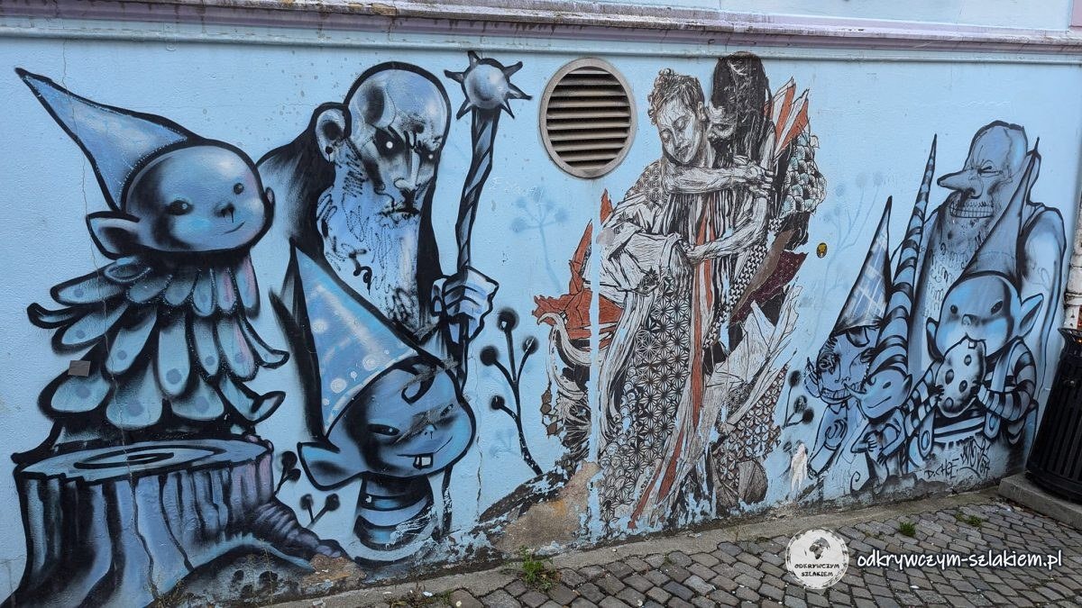 Duży mural ze skrzatami i postaciami z baśni na ścianie domu przy Øvre Holmegate