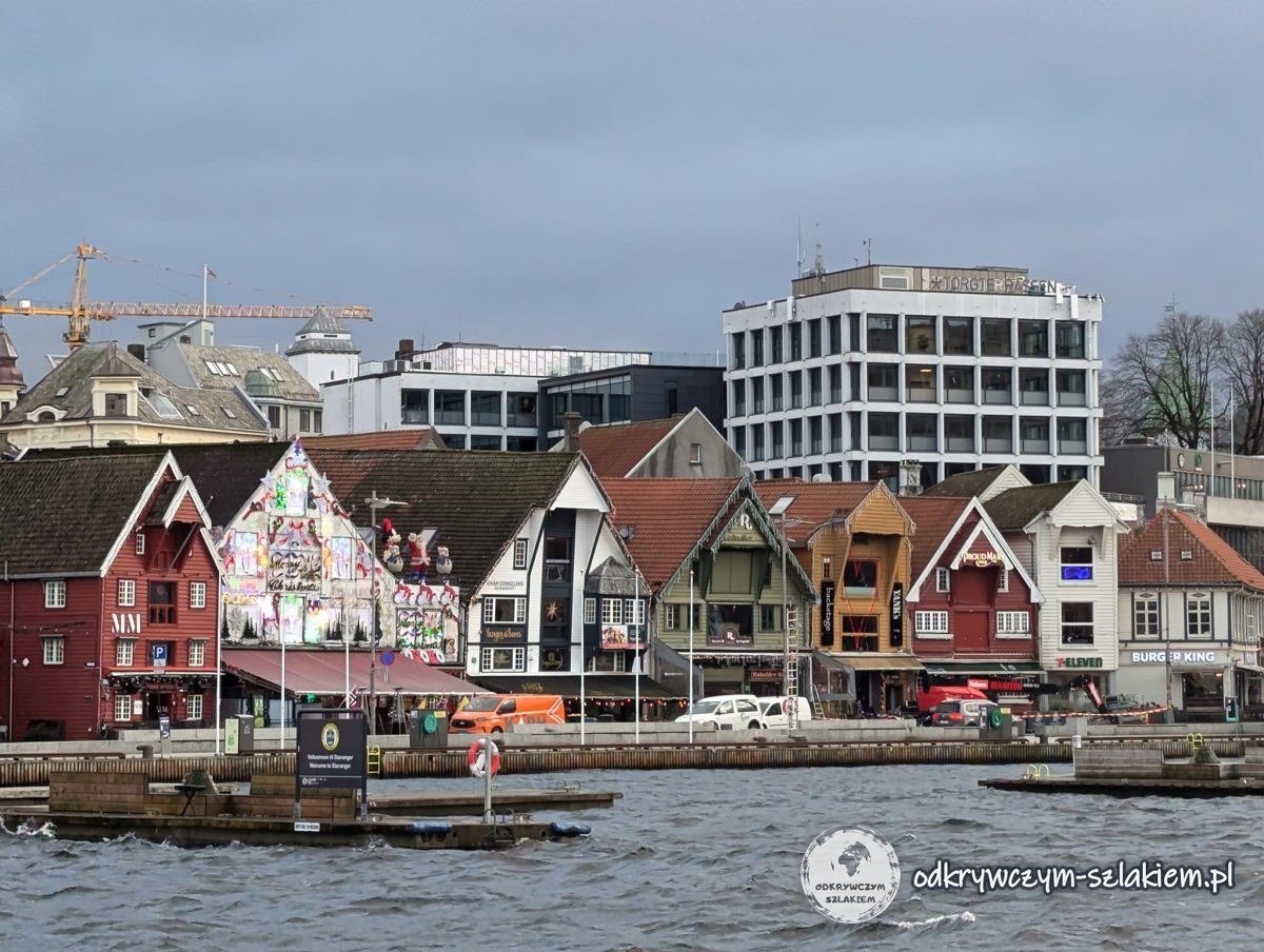 Kolorowe drewniane domy nad portem Vågen w Stavanger