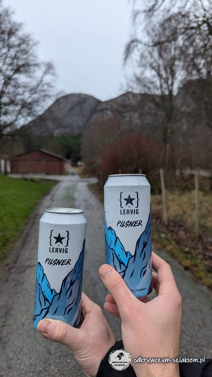 Dwie puszki piwa Lervig na drodze po zejściu ze szlaku w Dale