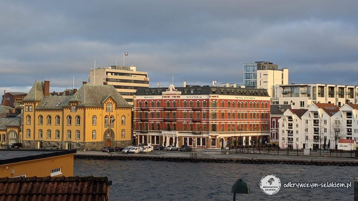 Zabytkowe kamienice nad portem Vågen w Stavanger w popołudniowym słońcu