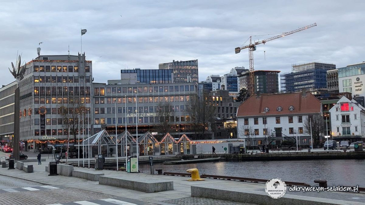 Nabrzeże w centrum Stavanger z drewnianymi budkami i biurowcami w grudniowe popołudnie