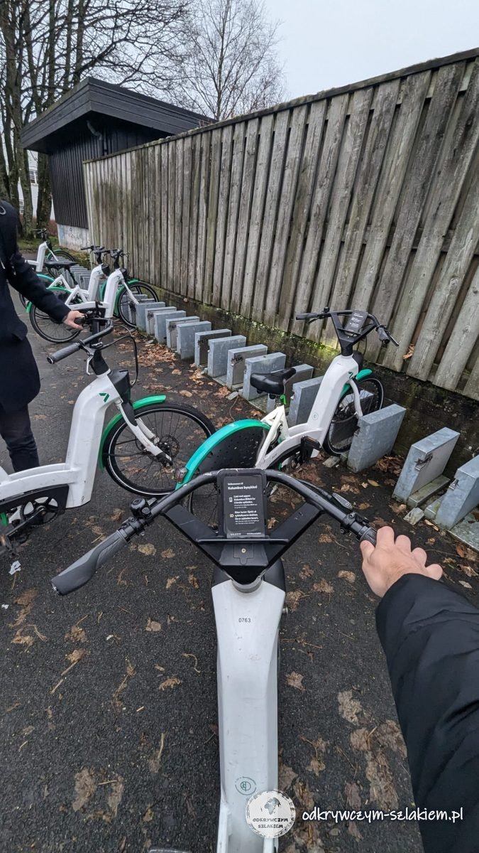 Rower elektryczny przy stojaku z innymi rowerami w Stavanger