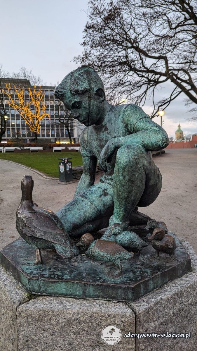 Rzeźba chłopca z ptakiem w parku w centrum Stavanger
