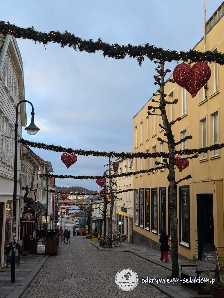 Świąteczne girlandy z czerwonymi sercami nad ulicą w centrum Stavanger