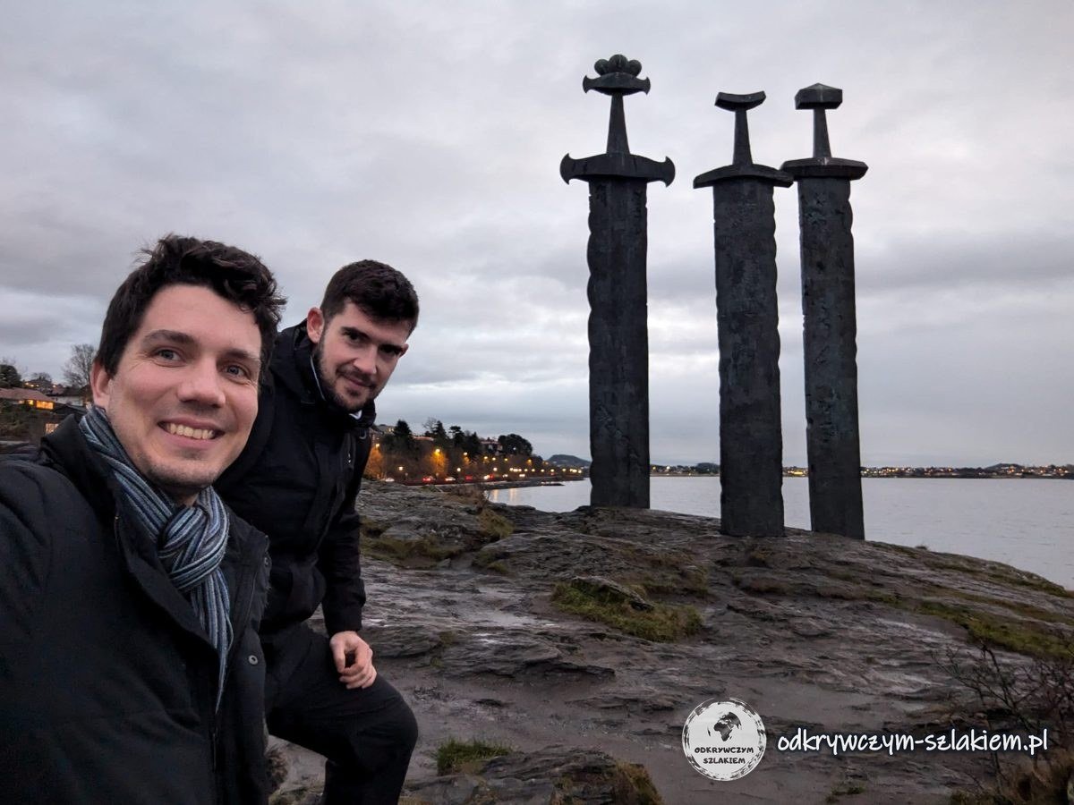 Z Michałem pod trzema mieczami Sverd i fjell nad Hafrsfjordem o grudniowym zmierzchu