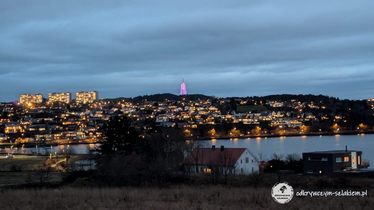 Światła domów nad wodą w okolicy Stavanger po zmroku w grudniu