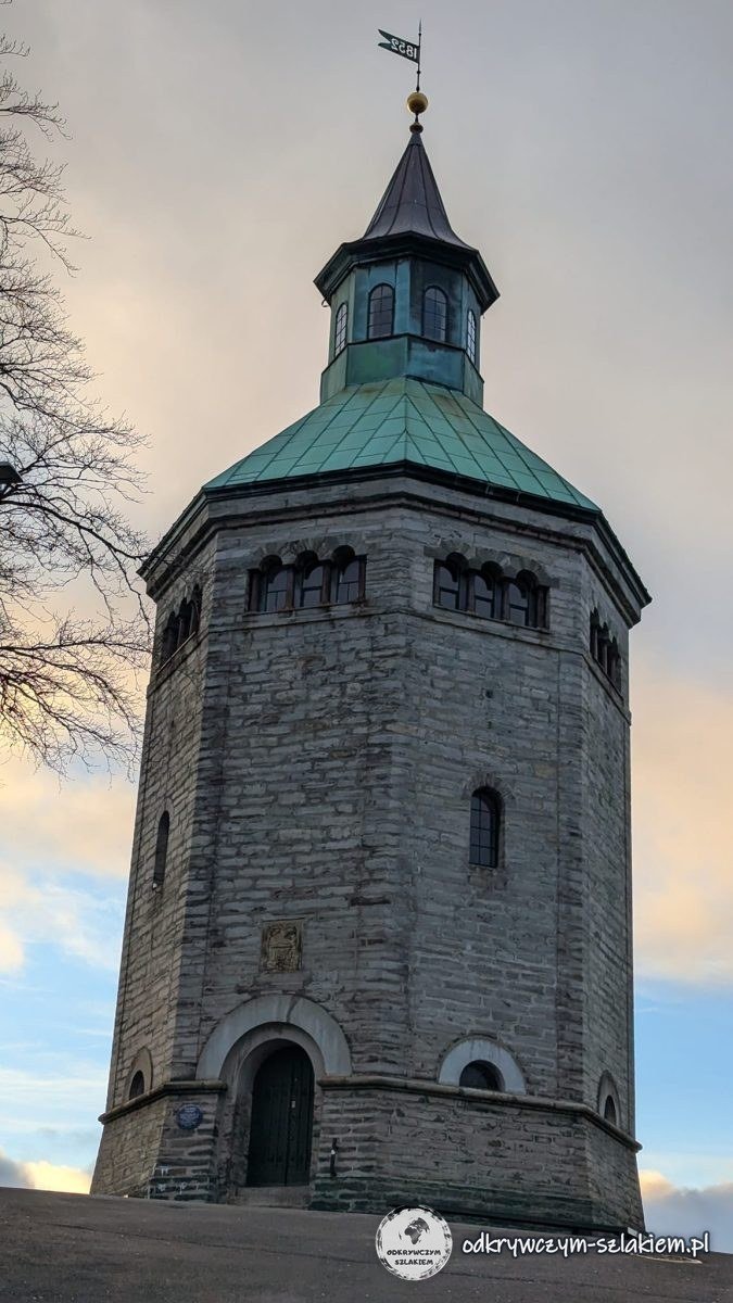 Kamienna wieża strażnicza Valbergtårnet z zielonym dachem w Stavanger