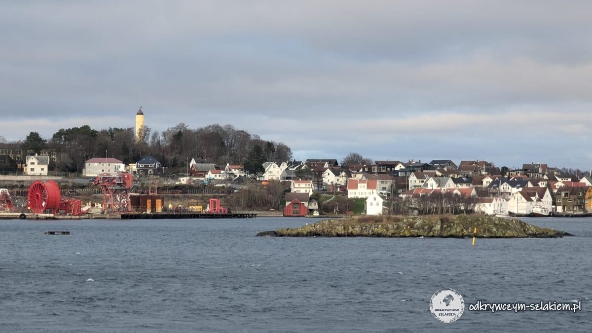 Widok z centrum Stavanger na zatokę i zabudowę po drugiej stronie wody
