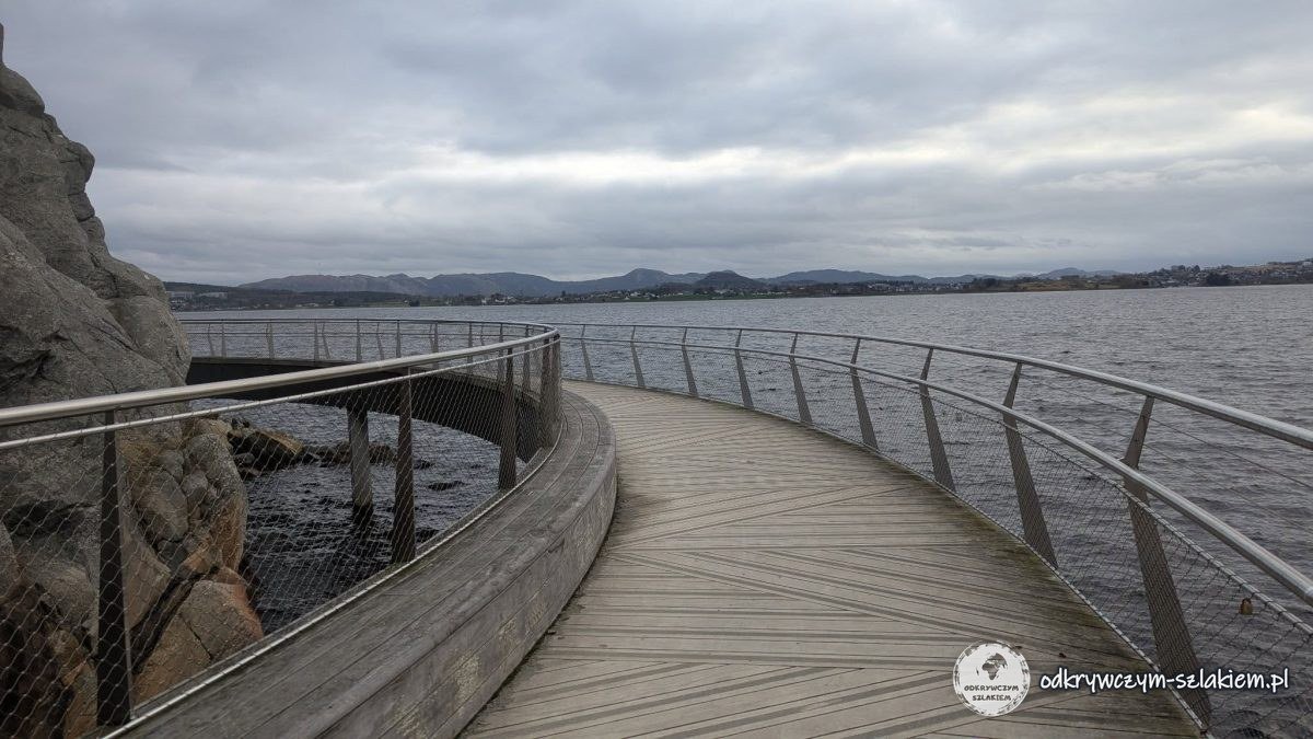Drewniana kładka wzdłuż skał nad wodą Hafrsfjordu w drodze do Sverd i fjell