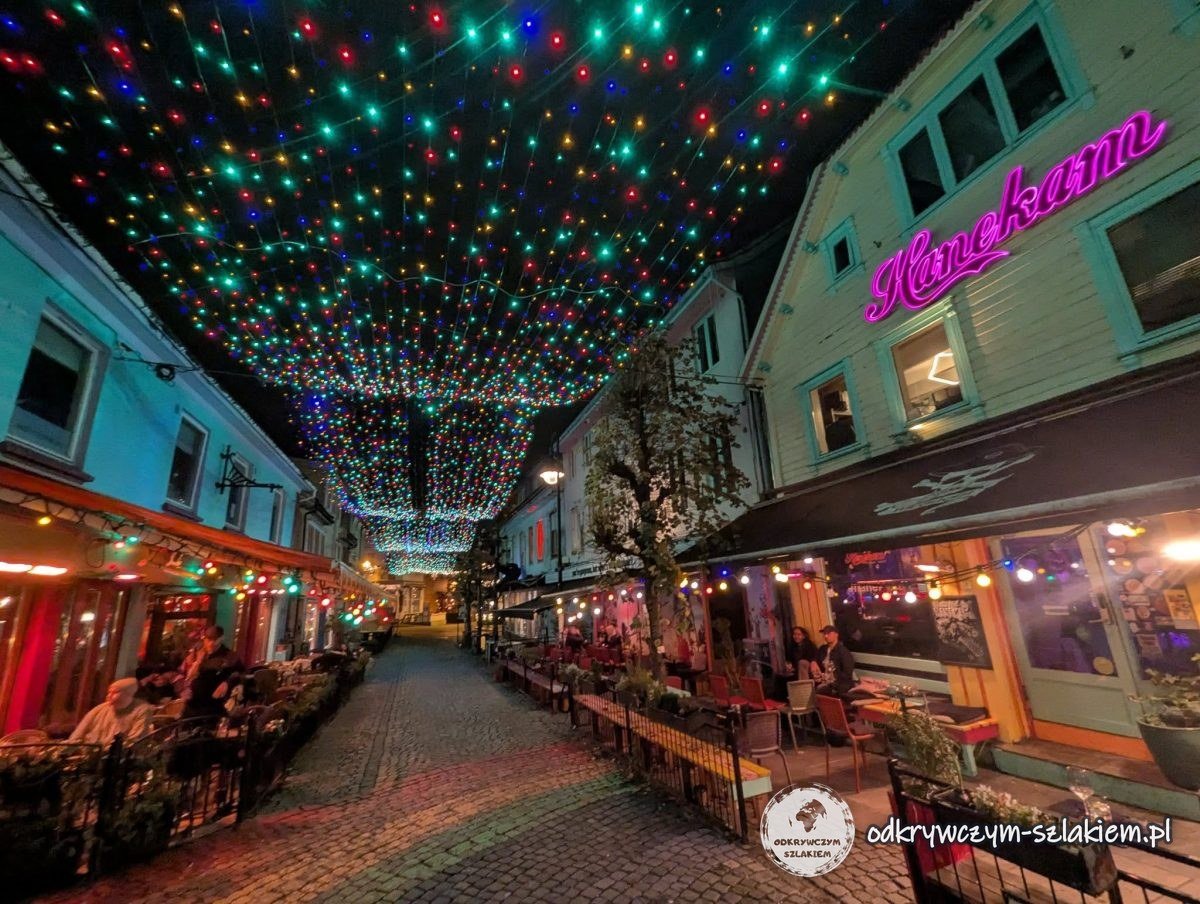 Kolorowe lampki nad uliczką z restauracjami w centrum Stavanger w listopadowy wieczór