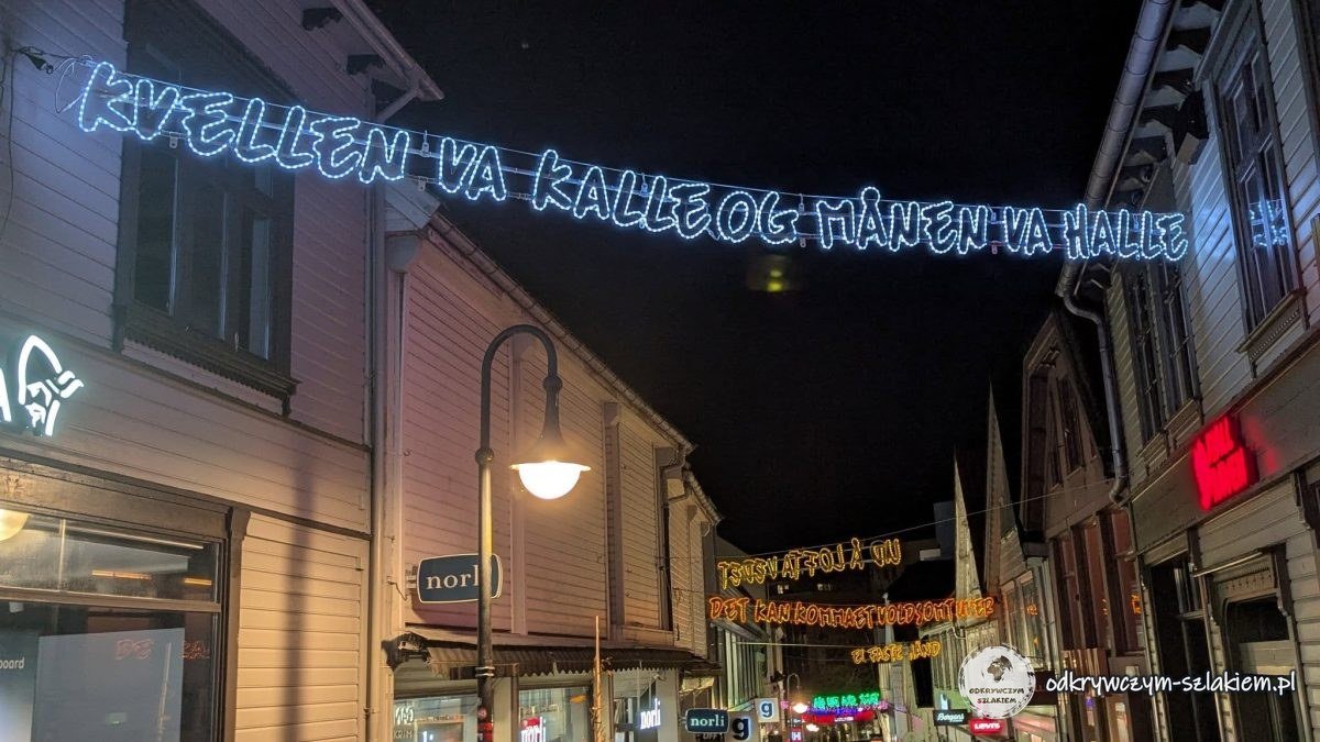 Świecący napis nad ulicą w centrum Stavanger w listopadowy wieczór