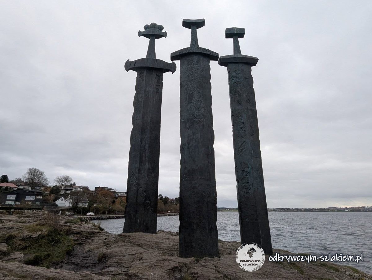 Pomnik Sverd i fjell pod pochmurnym listopadowym niebem