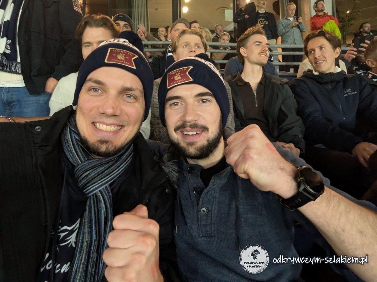 Z Michałem w czapkach Viking FK na trybunie podczas meczu w Stavanger