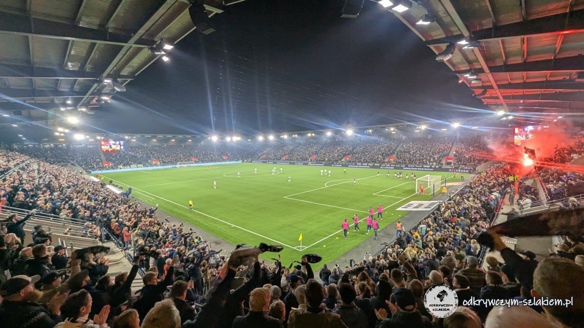 Trybuny i boisko stadionu Viking FK w Stavanger podczas wieczornego meczu