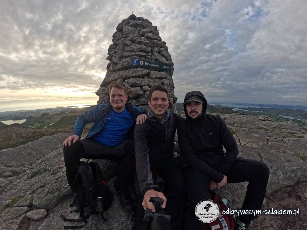 Z Łukaszem i Michałem przy kamiennym kopcu na szczycie Bjørndalsfjellet (362 m n.p.m.)