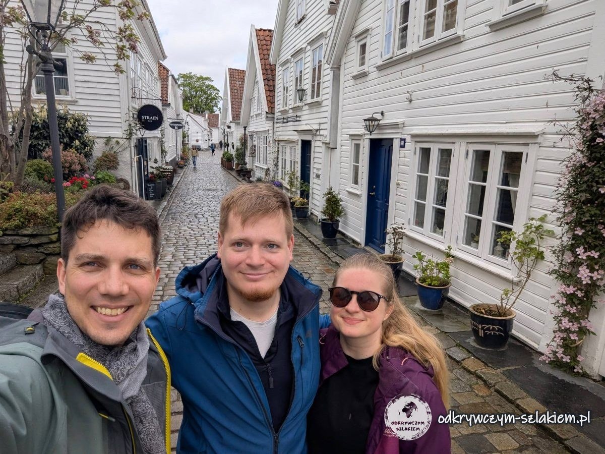 Z Łukaszem i Patrycją na brukowanej uliczce między białymi domami w Gamle Stavanger