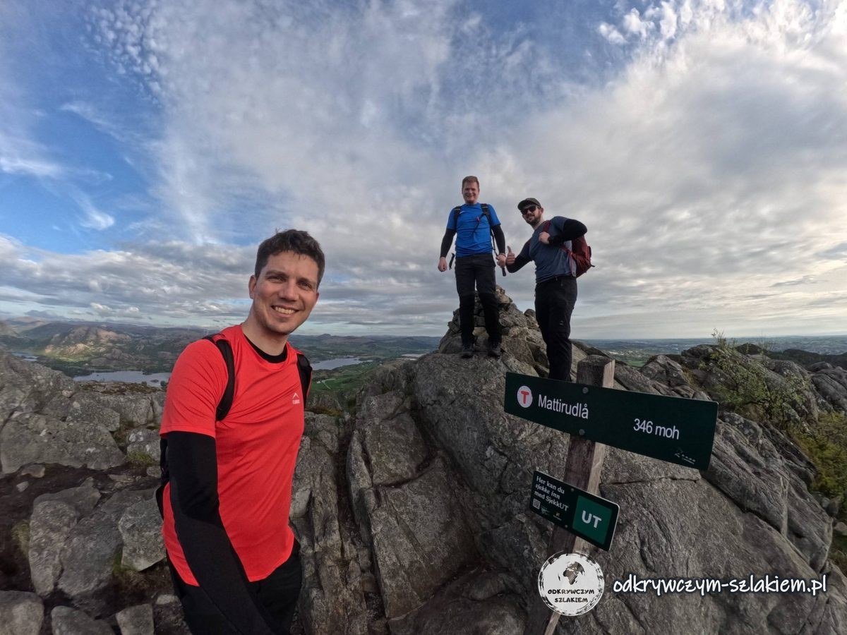 Przy tabliczce Mattirudlå 346 m n.p.m., na skałach w tle Łukasz i Michał