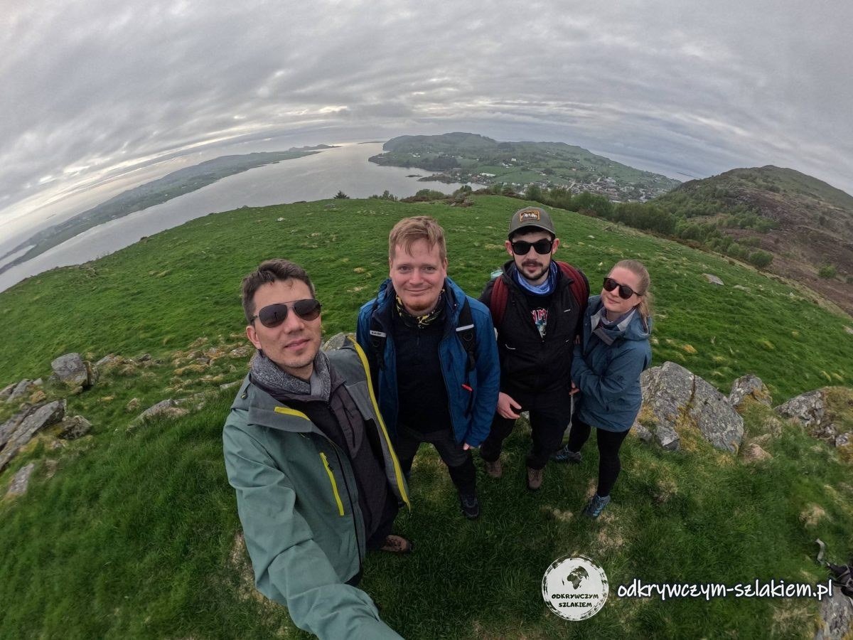 W czwórkę na trawiastym wzgórzu na wyspie Rennesøy, w tle fjord
