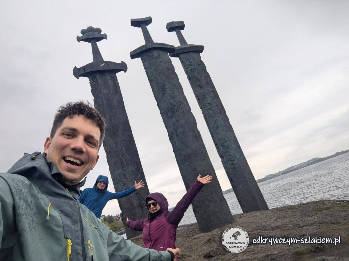 Z Łukaszem i Patrycją pod mieczami Sverd i fjell w deszczowy majowy dzień