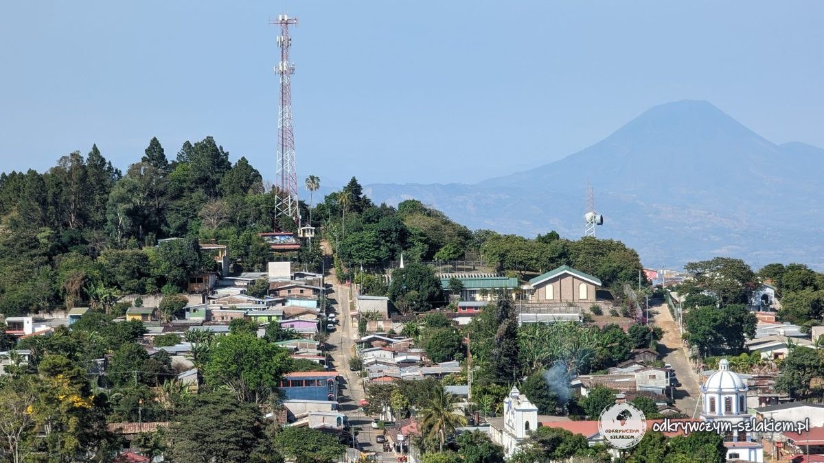 Widok z punktu widokowego na Concepción de Ataco i wulkan w oddali
