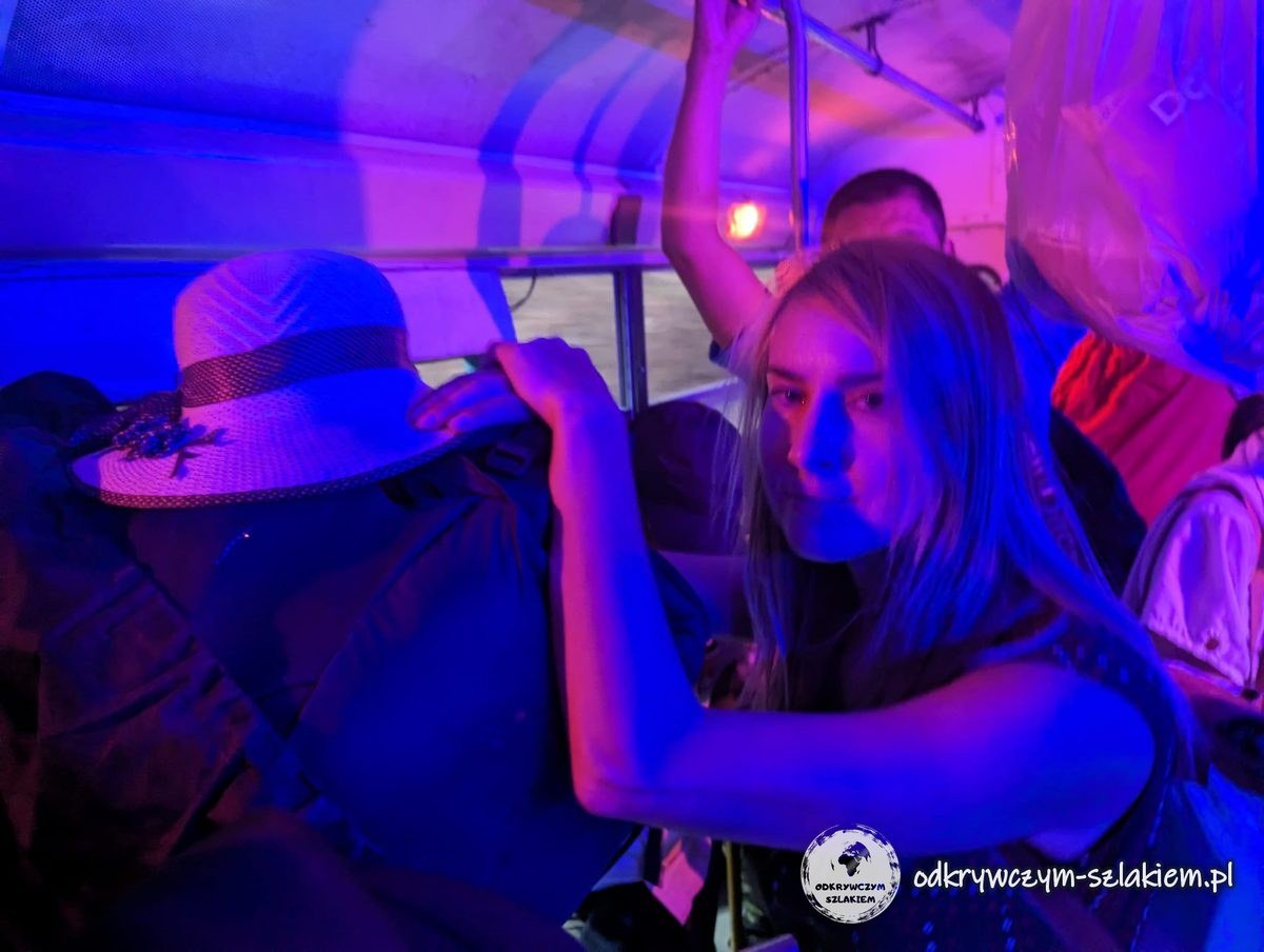 Ścisk w wieczornym autobusie linii 102 do La Libertad