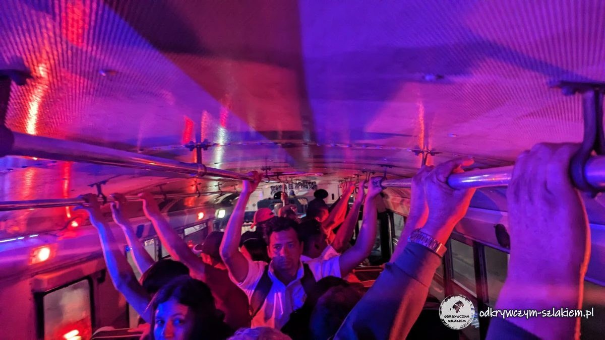 Pasażerowie stłoczeni w autobusie w Salwadorze