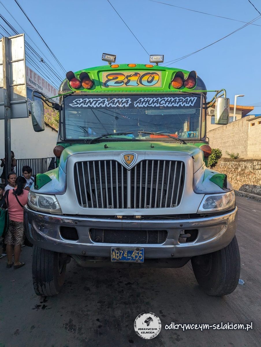 Chicken bus jadący z Santa Any do Ahuachapán na Ruta de las Flores