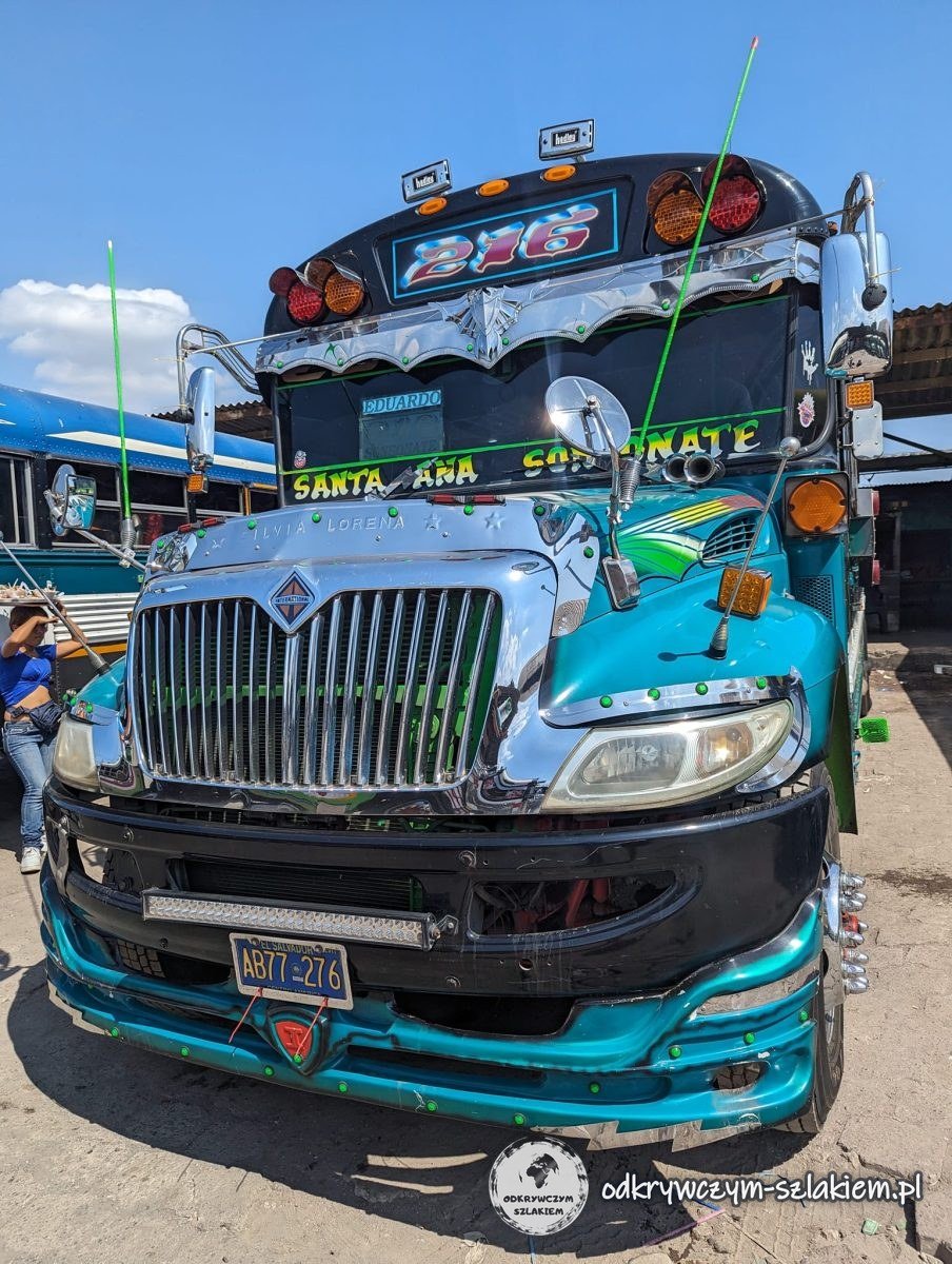 Kolorowy chicken bus z napisem Santa Ana – dawny amerykański autobus szkolny