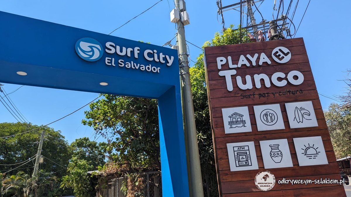 Brama „Surf City El Salvador” i tablica Playa El Tunco