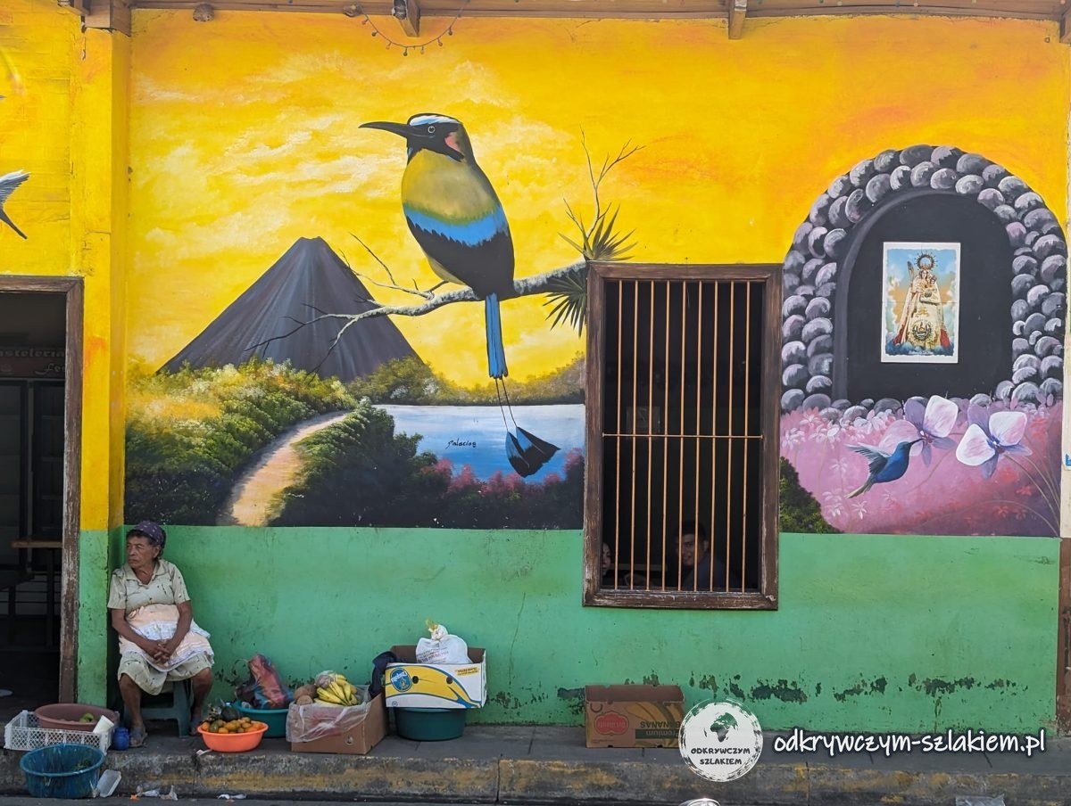 Kolorowy mural z ptakiem i wulkanem na ścianie domu w Juayúa