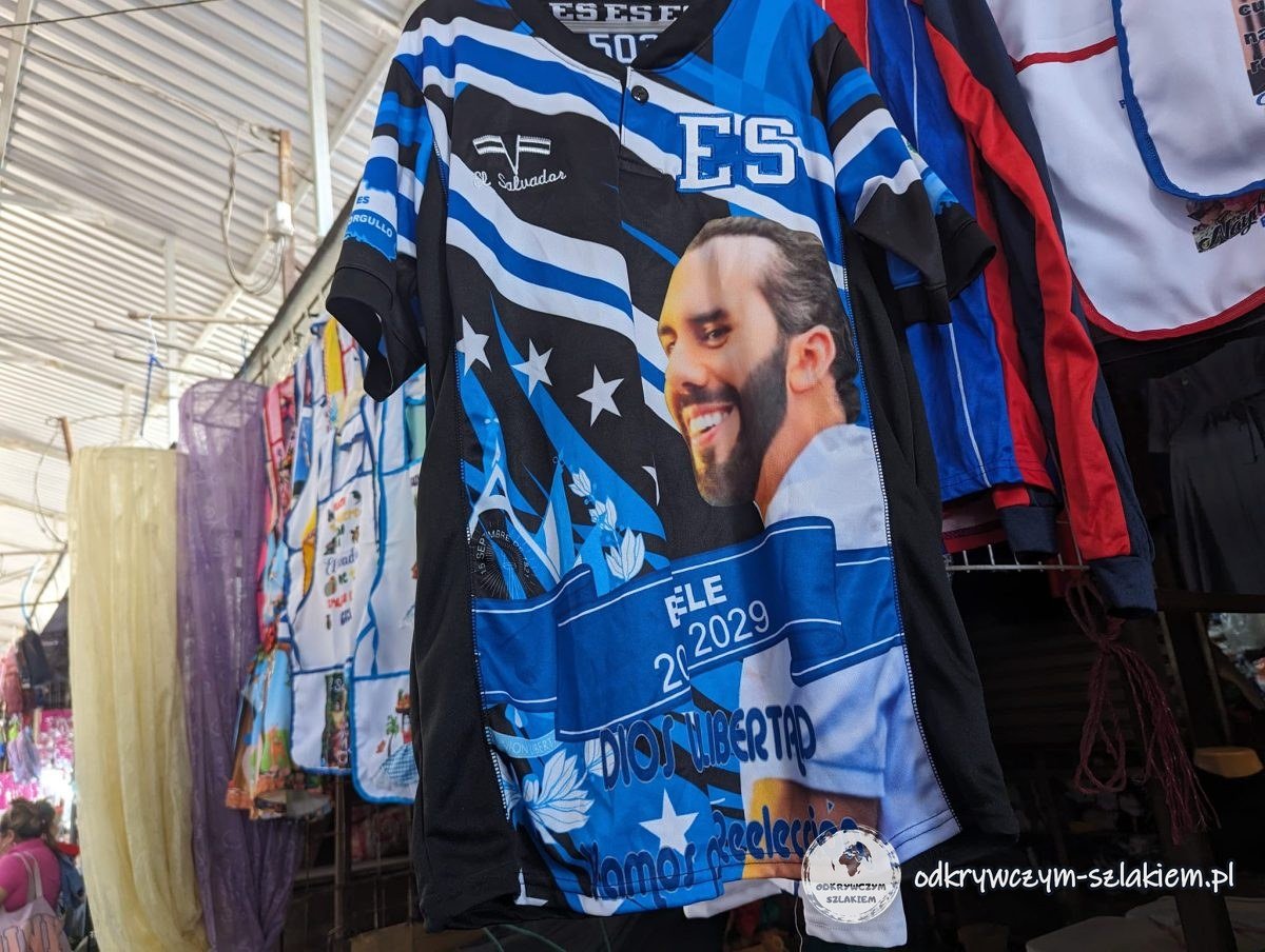Koszulki z wizerunkiem prezydenta Nayiba Bukele na targu w San Miguel