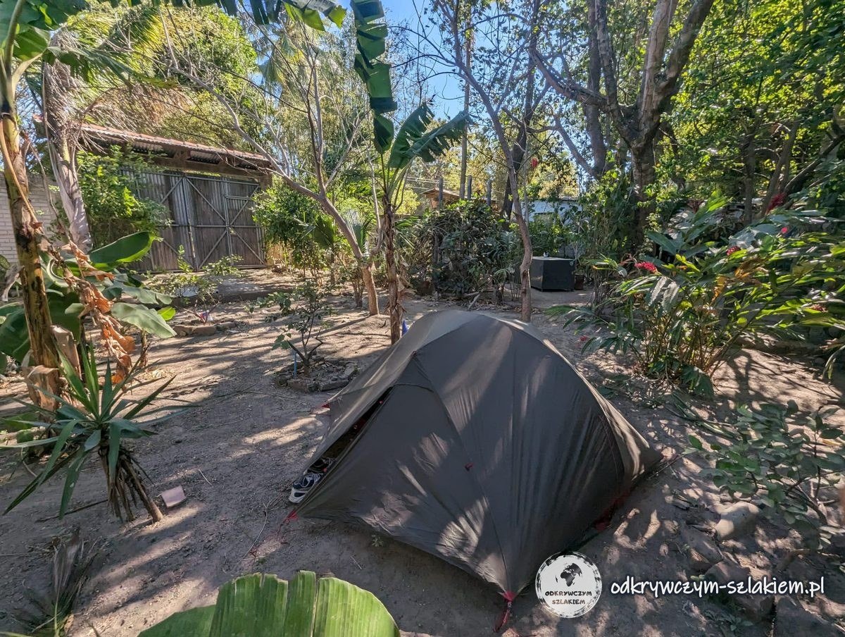 Namiot rozbity w ogrodzie Punta Roca Surf House w La Libertad