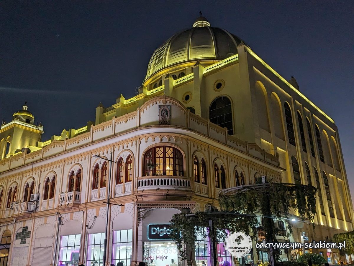 Podświetlona kamienica z kopułą w centrum San Salvador nocą