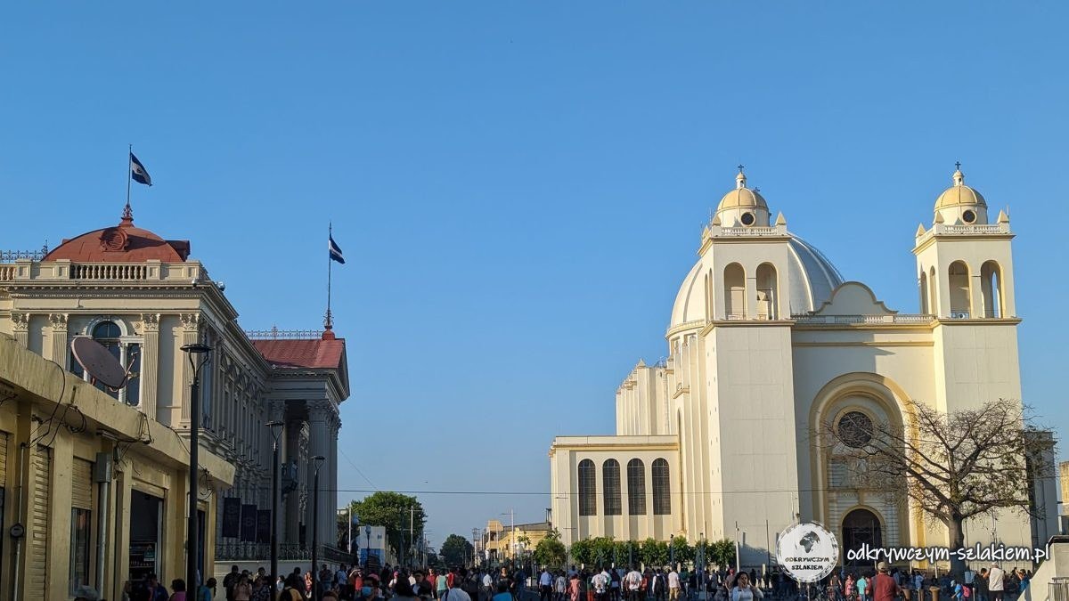 Plac w historycznym centrum San Salvador z katedrą metropolitalną