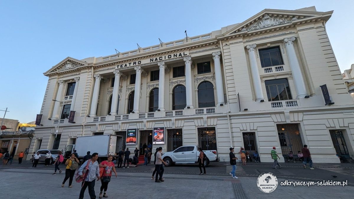 Teatr Narodowy w historycznym centrum San Salvador