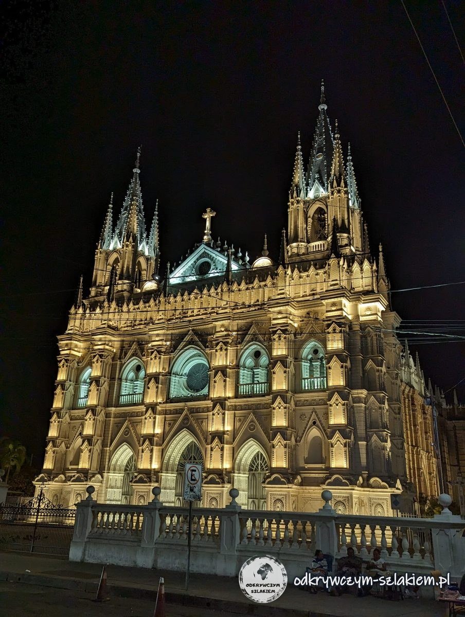 Podświetlona neogotycka katedra w Santa Anie wieczorem