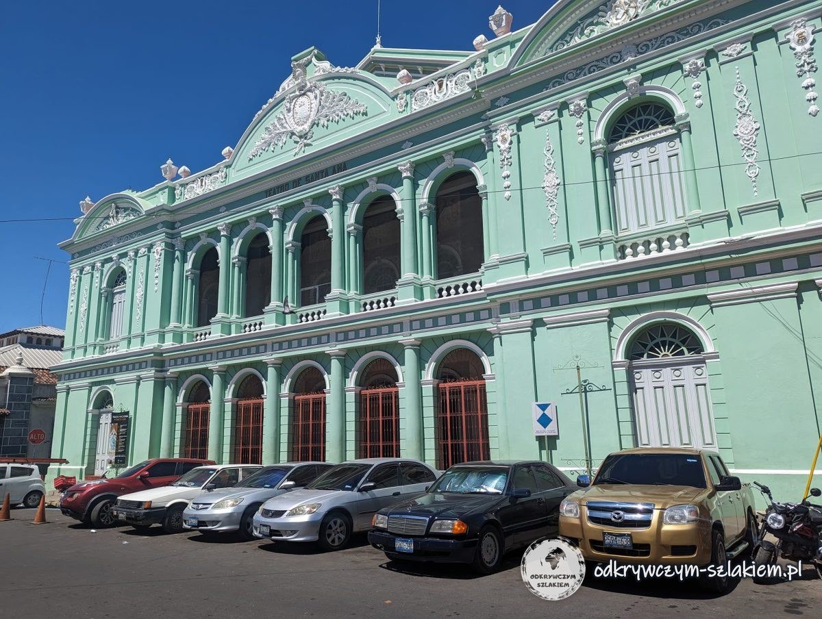 Zielony gmach teatru w centrum Santa Any