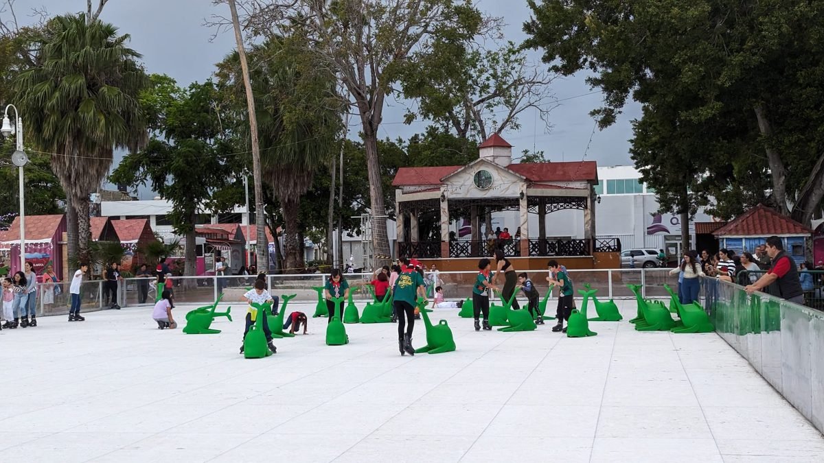 „Lodowisko” bez lodu z figurami na placu w Chetumal