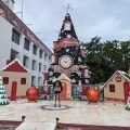 Świąteczne domki i choinka z zegarem na placu w Chetumal w Meksyku