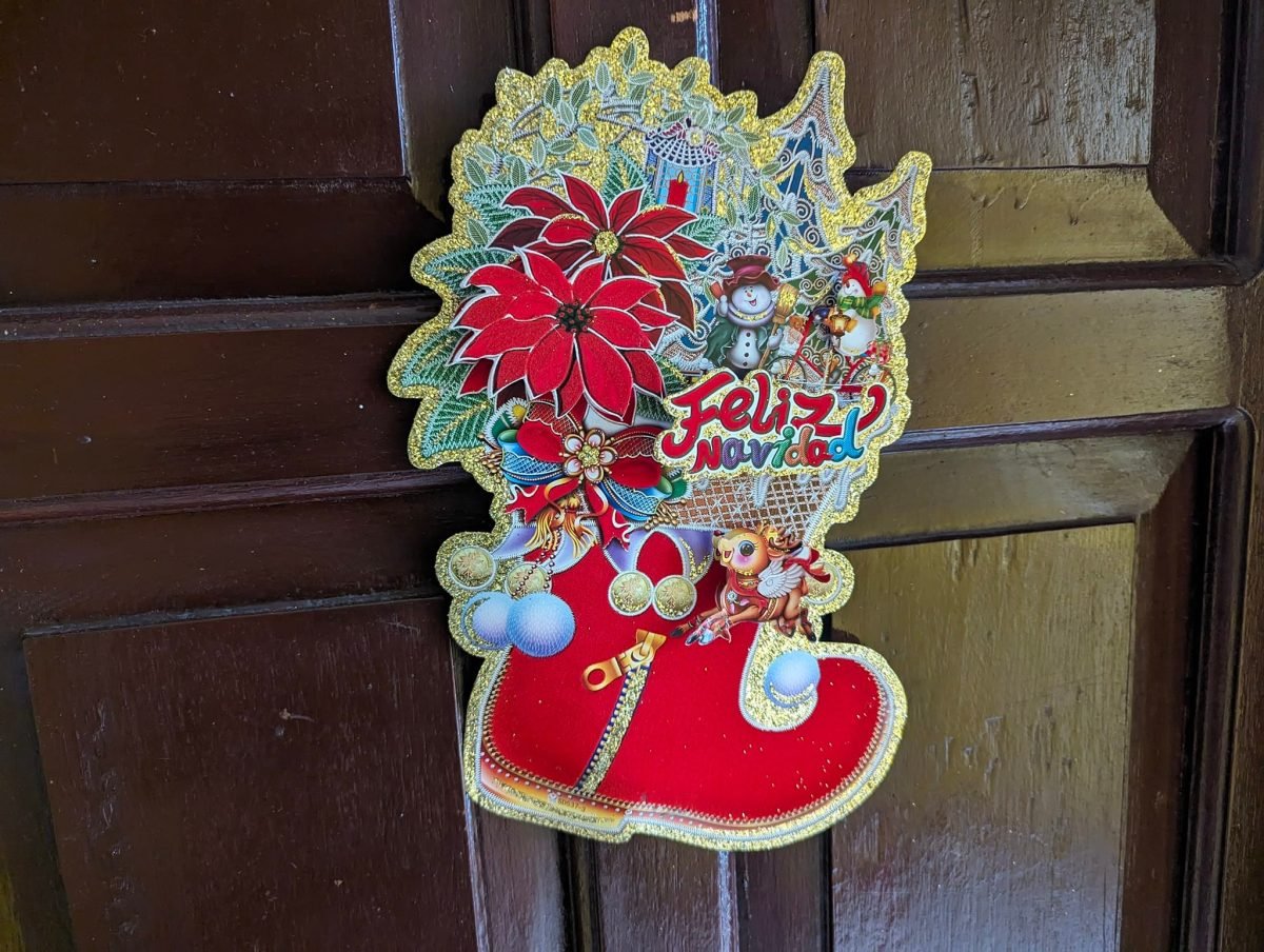 Świąteczna dekoracja z napisem „Feliz Navidad” na drewnianych drzwiach