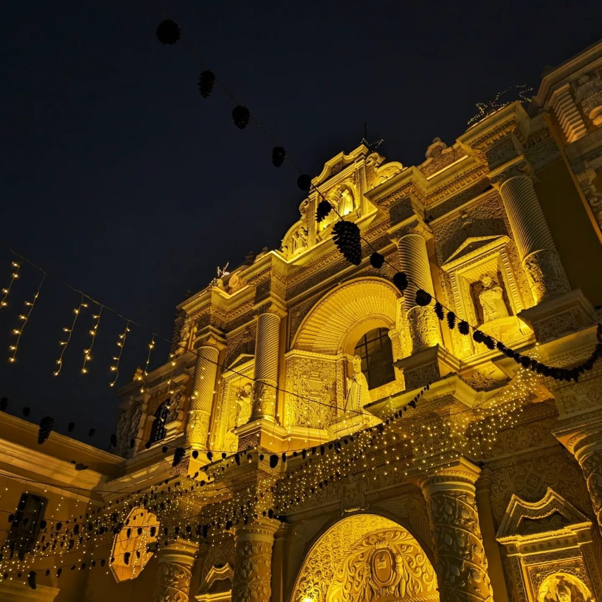 Podświetlona barokowa fasada kościoła w Antigua Guatemala nocą