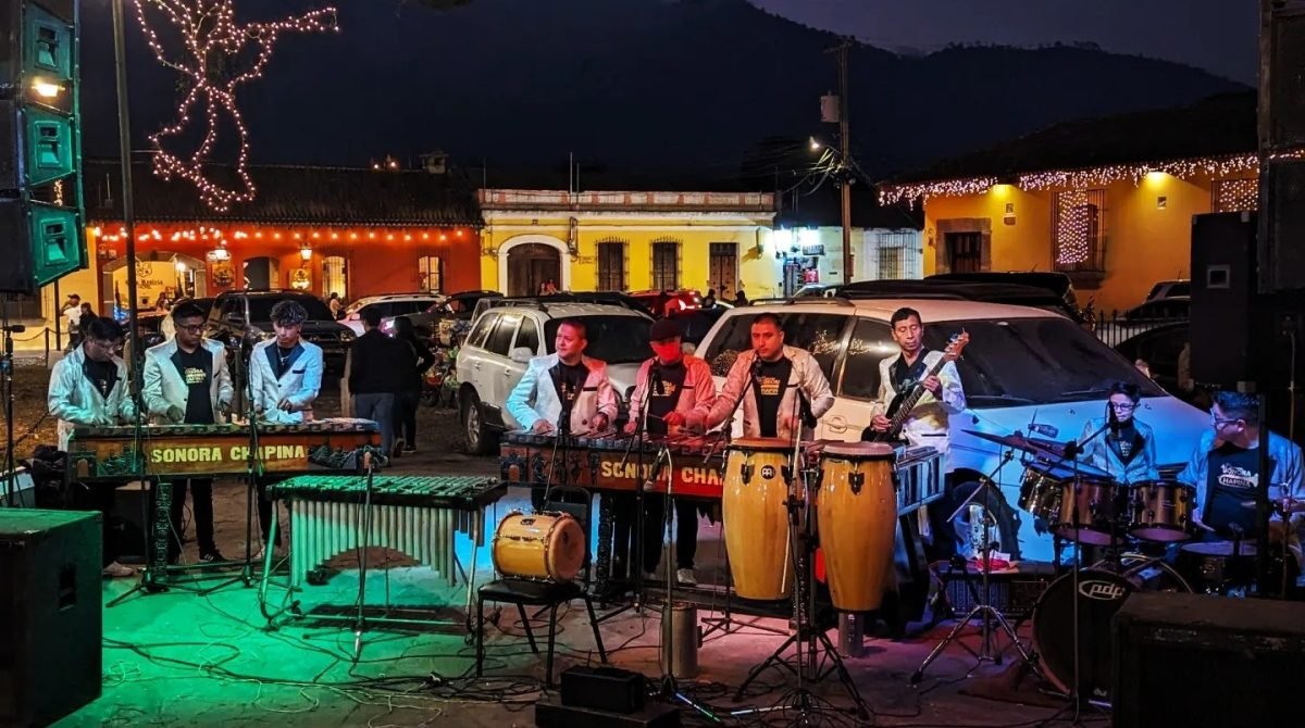 Zespół grający na marimbie na placu głównym w Antigua Guatemala wieczorem