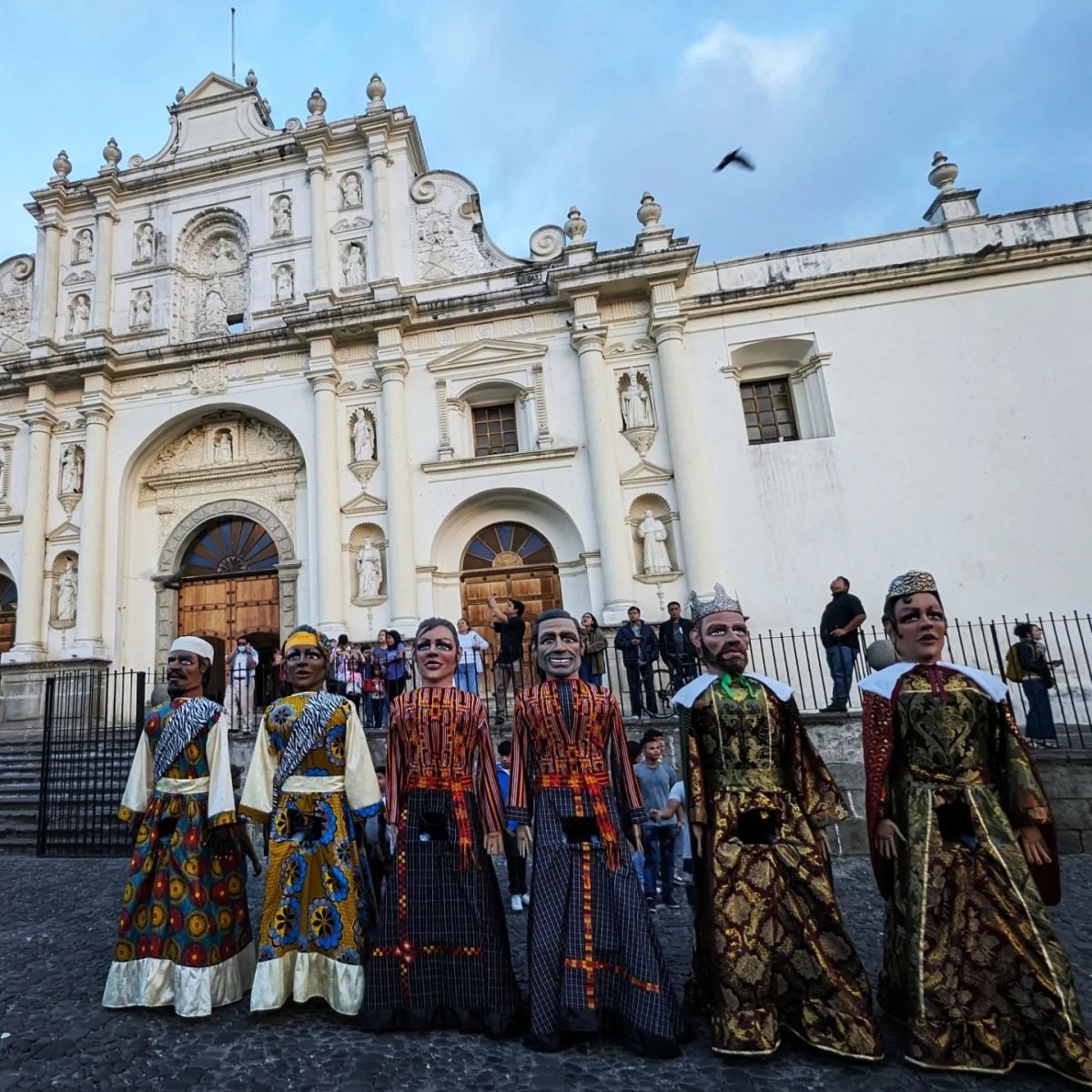 Olbrzymie kukły w kolorowych strojach przed katedrą w Antigua Guatemala