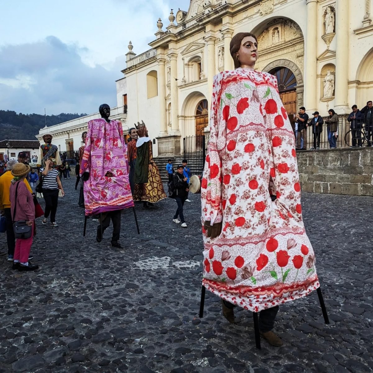 Olbrzymie kukły na brukowanej ulicy przed katedrą w Antigua Guatemala