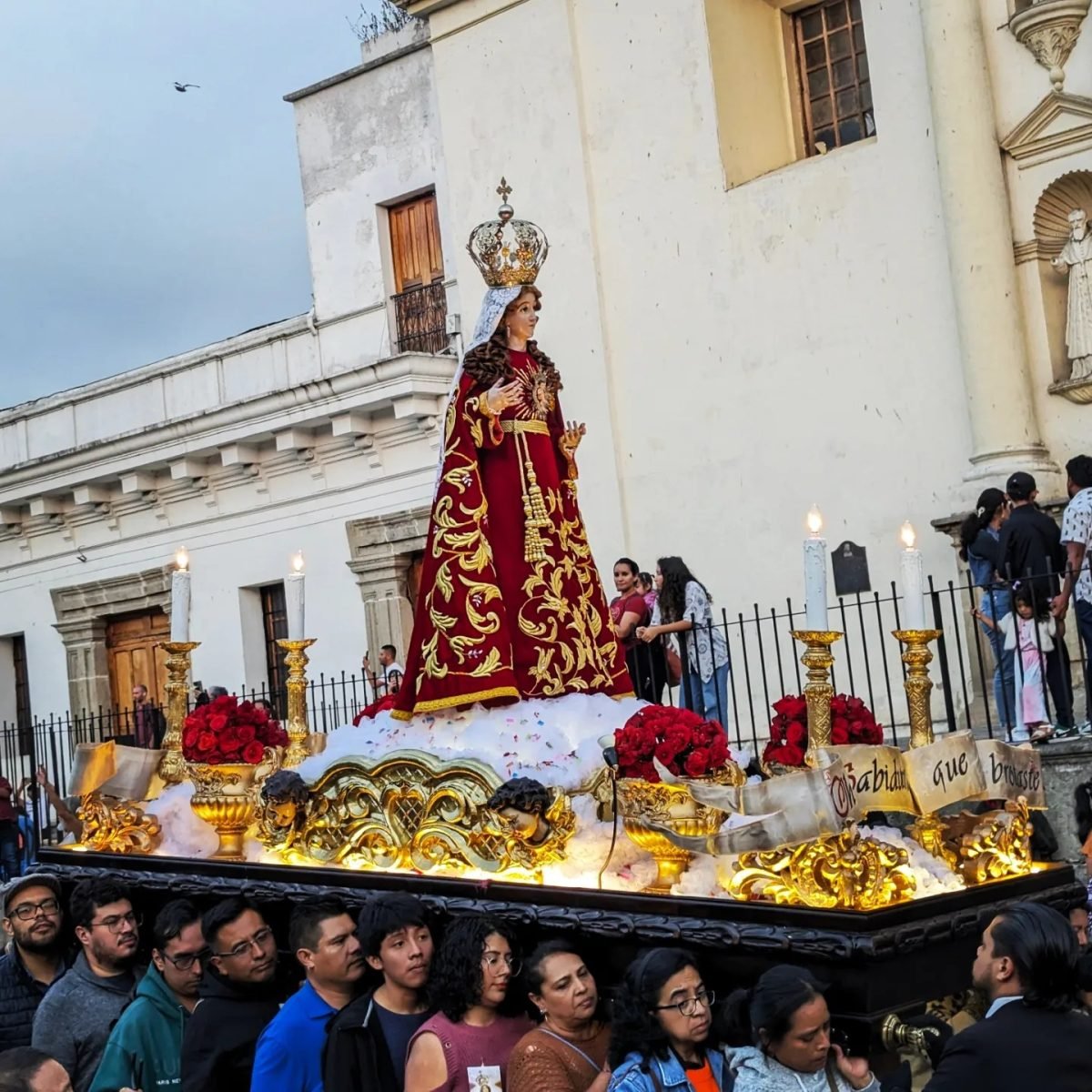 Procesja z figurą Matki Boskiej przed kościołem w Antigua Guatemala