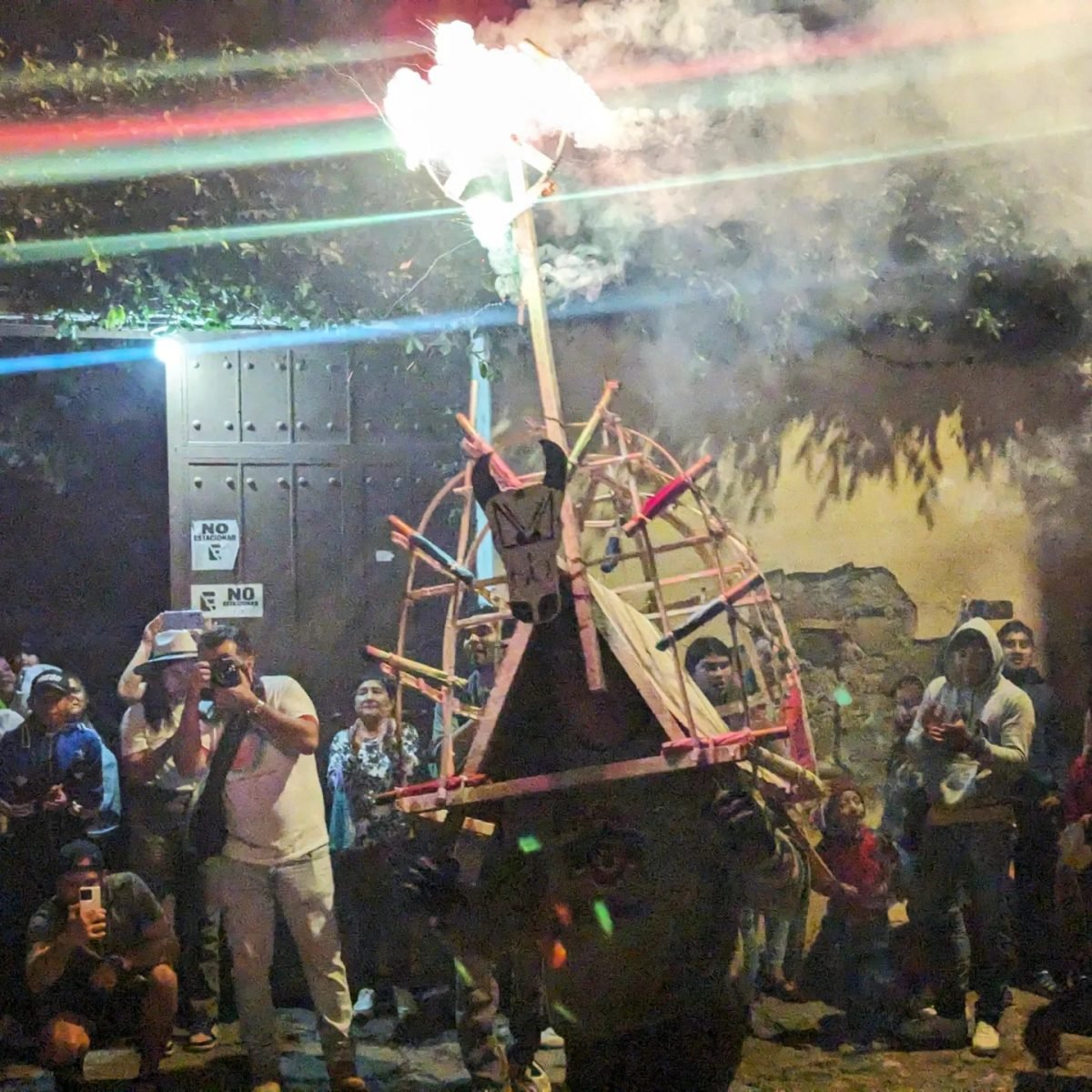 Płonący byk biegnący wśród tłumu w Antigua Guatemala