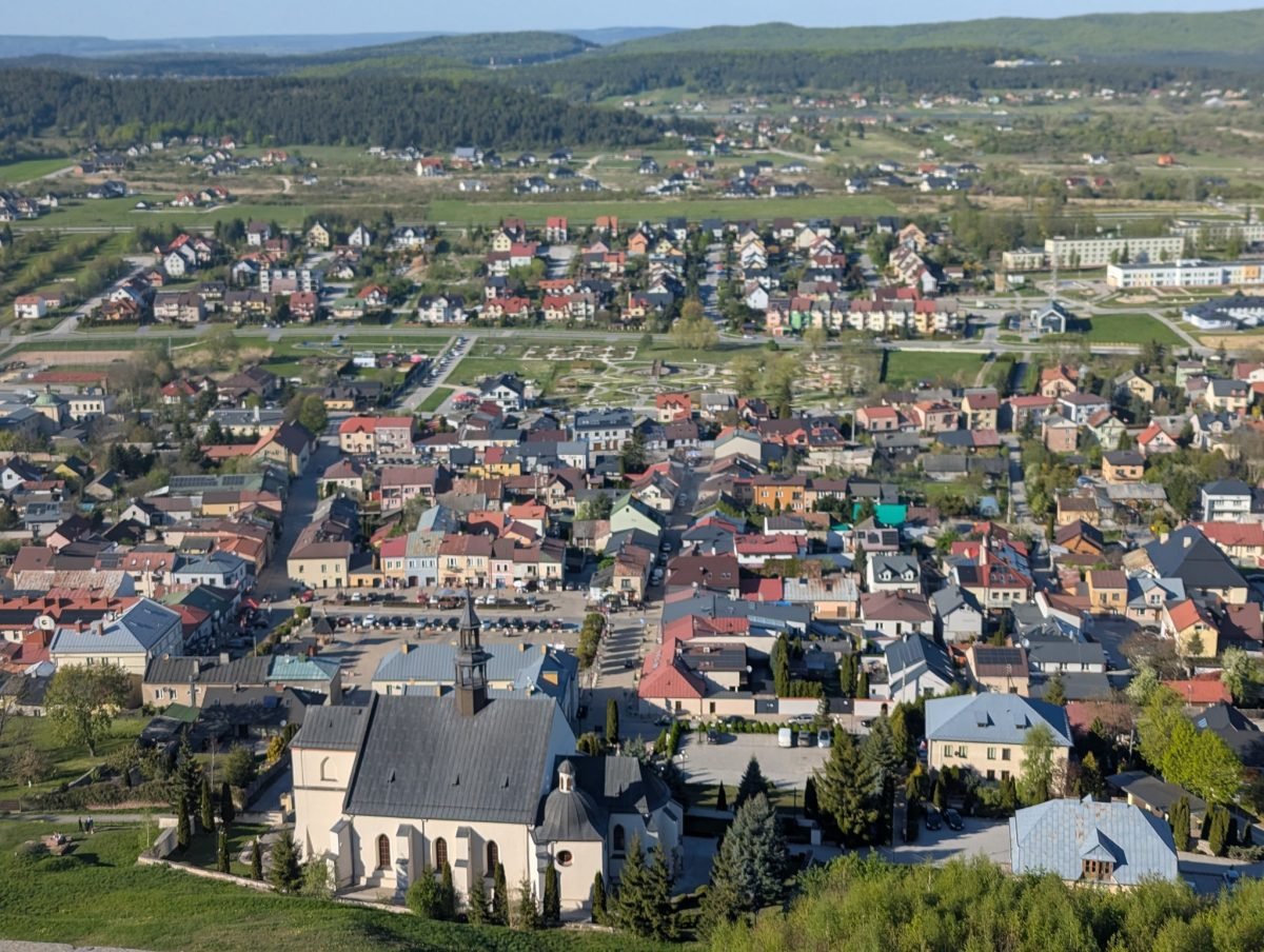Chęciny widziane z wieży zamku – kościół i dachy domów miasteczka
