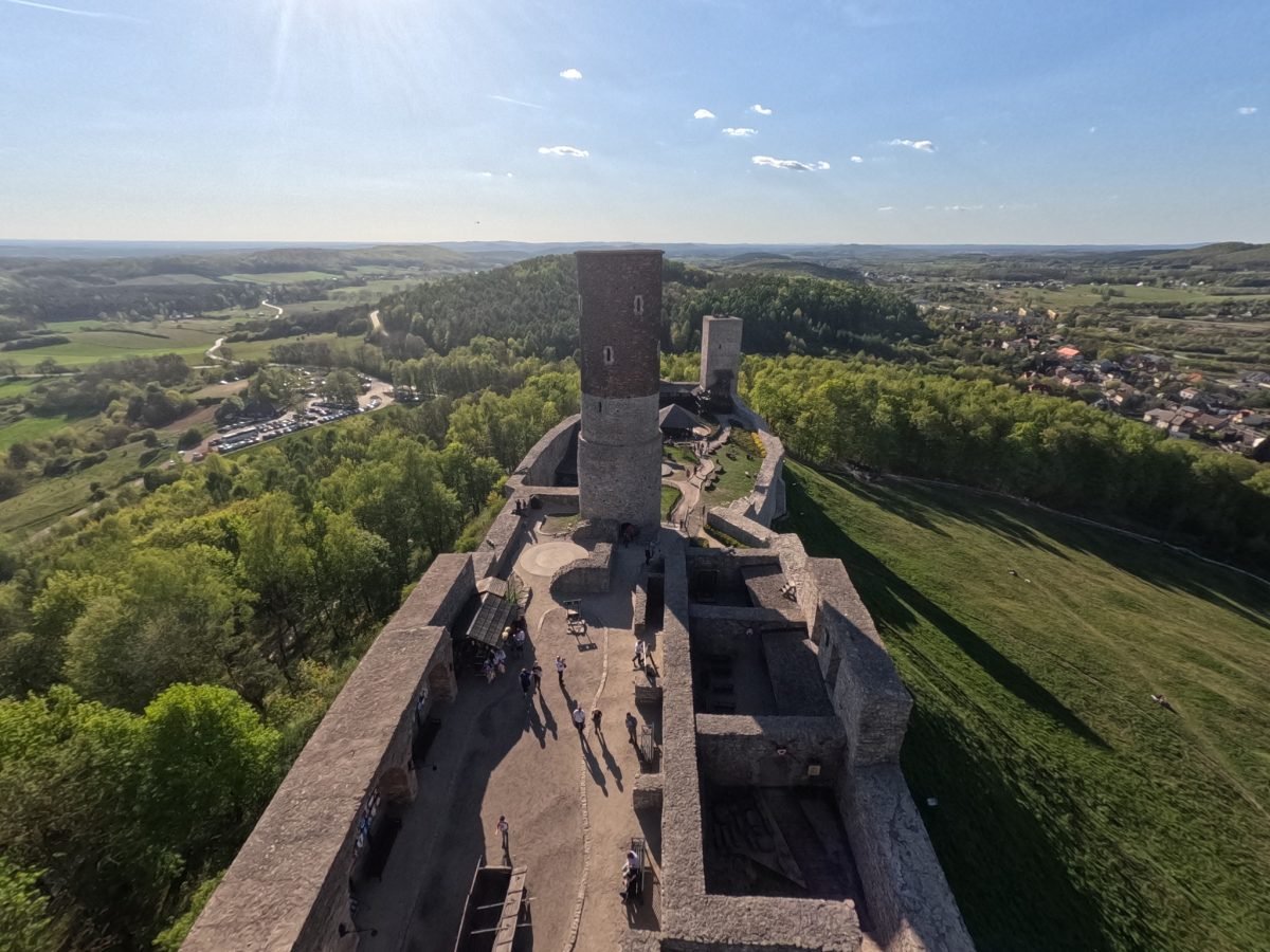 Widok ze szczytu wieży na mury, dziedziniec i drugą wieżę zamku w Chęcinach