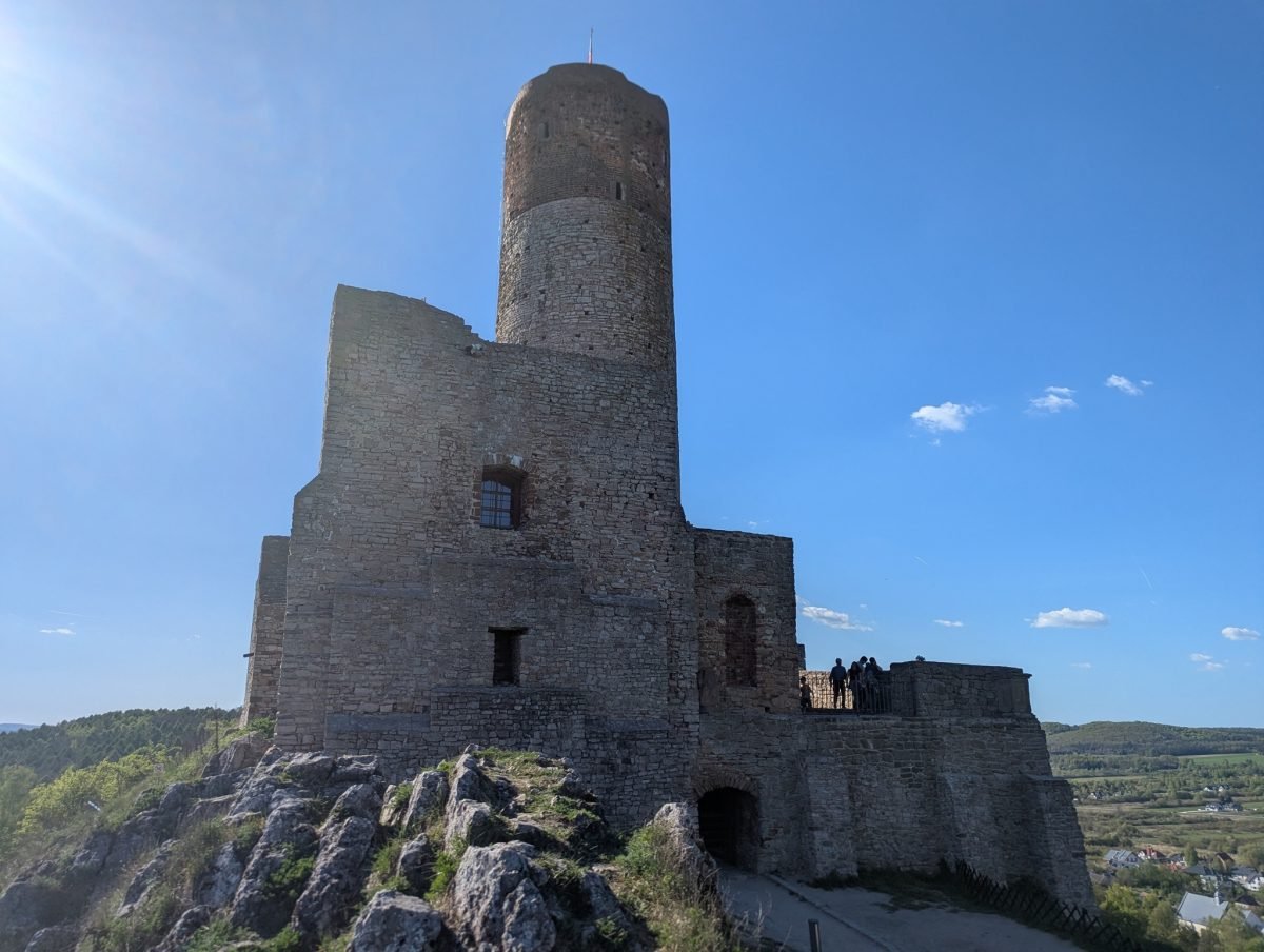Ruiny zamku w Chęcinach z okrągłą wieżą na skałach nad miastem
