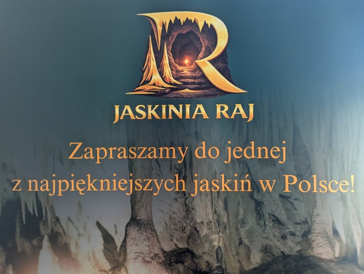 Tablica przy Jaskini Raj z zaproszeniem do jednej z najpiękniejszych jaskiń w Polsce